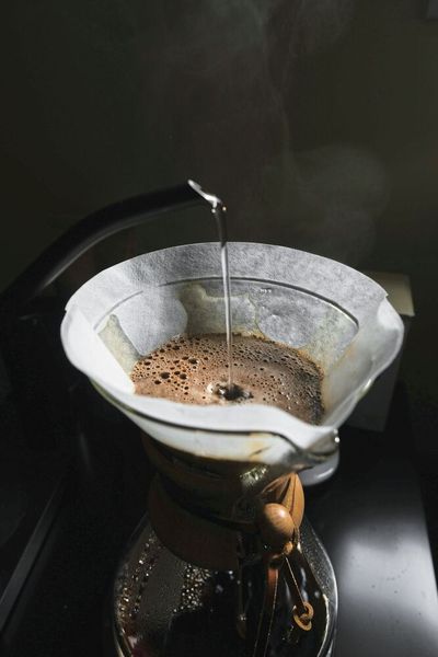  Platz 1: Ein zeitloser Klassiker – Der Filterkaffee Der klassische Filterkaffee existiert seit Anfang des 20. Jahrhunderts, als Melitta Bentz im Jahr 1908 das erste Kaffeefilterpapier erfand und patentierte. Filterkaffee ist eine Zubereitungsart, bei der heißes Wasser durch gemahlenen Kaffee in einem Papierfilter läuft, um aromatischen Kaffee zu extrahieren. In Deutschland bleibt Filterkaffee trotz vieler neuer Kaffeetrends weiterhin sehr beliebt.   Auch heute noch geben 51% der Befragten an, regelmäßig Filterkaffe zu trinken.   Lesetipp:  Wie bitter uns Kaffee schmeckt, ist auch Veranlagung  (Bild: frei lizenziert/ Kevin Canlas)