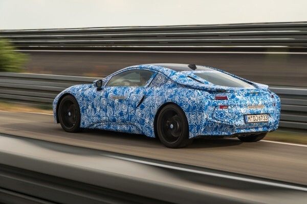 Der BMW i8 kombiniert die eDrive Antriebstechnik mit einem kompakten, hochaufgeladenen 1,5-Liter-Benzinmotor mit TwinPower-Turbo-Technologie sowie ein intelligentes Energiemanagement (Bild: BMW)