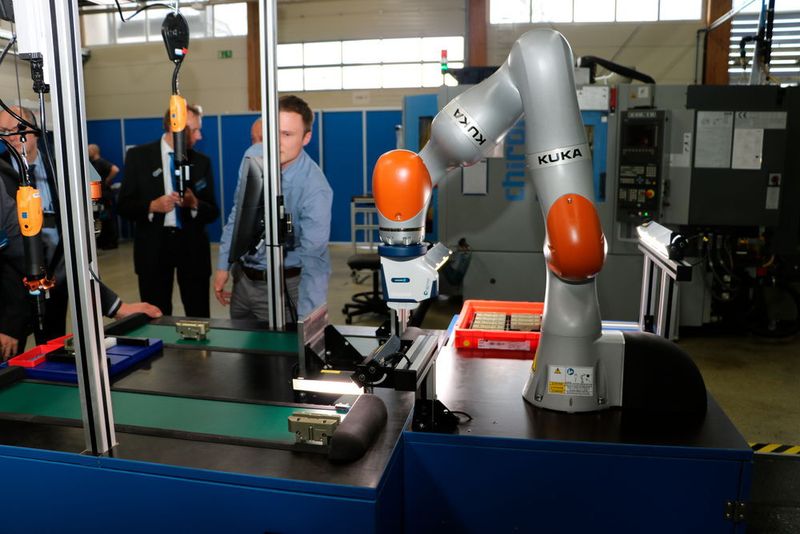 Im Praxisteil der Veranstaltung wurde MRK für die Teilnehmer erlebbar. Schunk zeigte Cobot-Applikationen live in Aktion. (Sonnenberg)