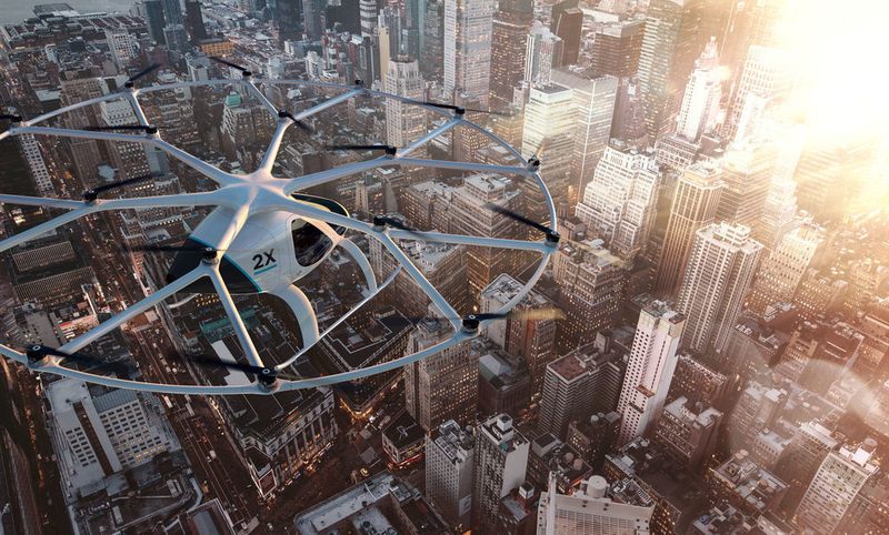 Blick über die Stadt – angetrieben wird der Volocopter von 18 an einem runden Gestänge montierten Rotoren. (Volocopter)