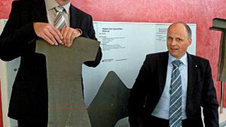 Neuen Benchmark für die Warmumformung gesetzt: Norbert Fenger (l.), Senior Manager Hot Forming bei der Thyssen-Krupp System Engineering GmbH, und Thomas Finkler, Business Development Manager Warmumformung, ebenfalls bei Thyssen-Krupp System Engineering in Wadern-Lockweiler. (Bild: Kuhn)