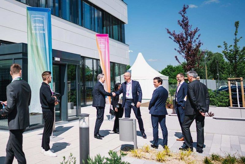 Impressionen von der Eröffnungsfeier im Mai 2025 für das neue Jenoptik-Werk in Dresden. (Bild: Jenoptik AG)