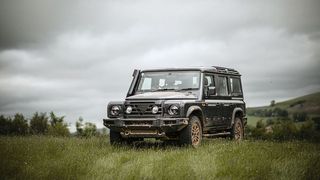 Ineos Grenadier mit sichtbaren Schutz- und Lüftungsgittern an der Frontpartie des Fahrzeuges. (Bild: Schäfer)