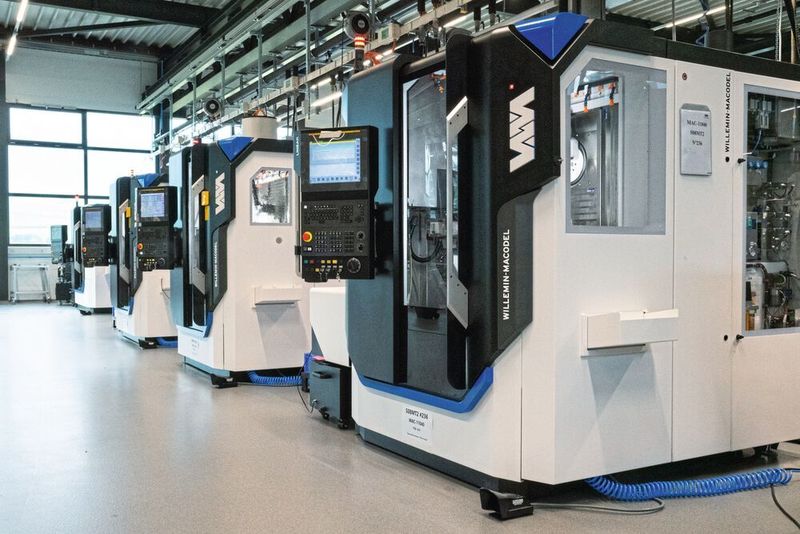 In der Einrichtungsabteilung werden die Bearbeitungszentren geprüft und für jeden Kunden entsprechend den Abnahmebedingungen vorbereitet. (Willemin-Macodel)