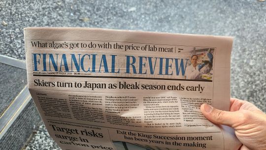 Große Aufmerksamkeit für das internationale Forschungsprojekt zu einer winzig kleinen Alge auf der Titelseite der ausstralischen Financial Review.(Bild:  University of Queensland)