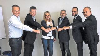 In Nürnberg begrüßten Arne Joswig (l.) und Ulrich Köster (r.) auch ihre PR-Partner: Holger Zietz, Vogel Communications Group (2. v. l.), Grit Sonntag, Nürnberger Versicherung (Mitte), Michael Radig, Fuchs-Schmierstoffe (4. v. l.), und Matthias Mies (5. v. l.), BDK. (Bild: »kfz-betrieb«)