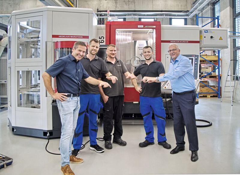 Die Einweihung der Maschine wurde gemeinsam mit den Servicetechnikern mit einer Portion Schnupftabak zelebriert.  (Bild: Matthias Böhm)