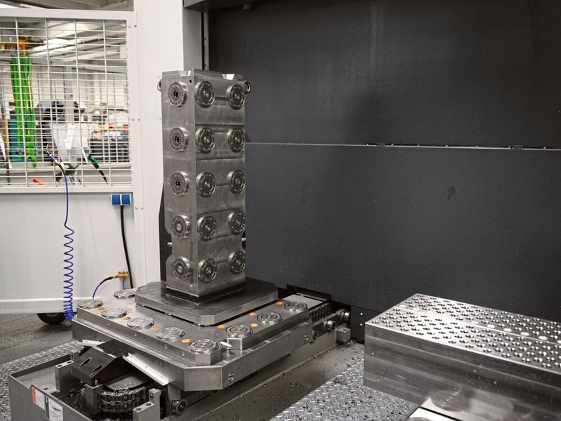 Mit 30 KH20-Modulen bestückte Spanntürme, die sich auf ebenfalls mit Nullpunkt-Spannmodulen bestückten Grundplatten flexibel aufsetzten lassen kann auch horizontal gespannt werden. (Bild: AMF)