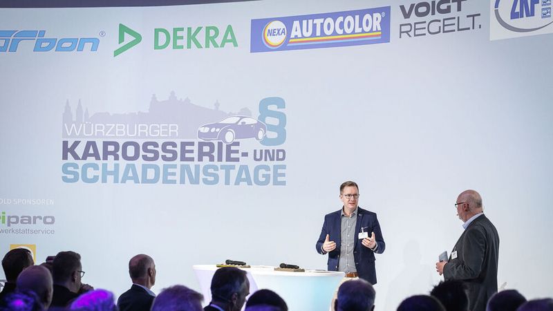 Durch das Programm der diesjährigen Würzburger Karosserie- und Schadenstage führten Timm Diesbach (l.), Vertriebsleiter Kanzlei Voigt Rechtsanwälte und Konrad Wenz, Chefredakteur »Fahrzeug+Karosserie«. (Bild: Stefan Bausewein)