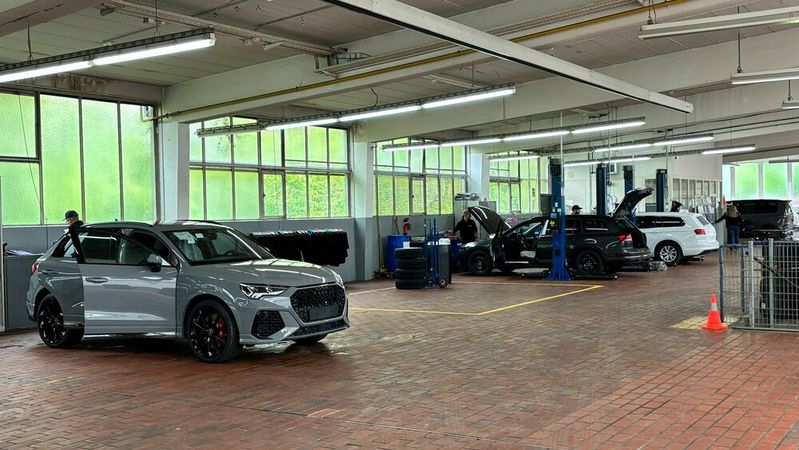 In der ausgelagerten „Neuwagenfabrik“ werden bei Wiest die Neufahrzeuge optisch und technisch auf die Auslieferung vorbereitet. (Bild:  Schreiner – VCG)