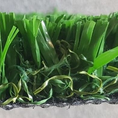 Tecnaro has developed synthetic turf fibers using a specially formulated Arboblend blend that offers high resistance to heat, UV rays, and weathering, and, because it is niobium-based, sequesters CO₂ over the long term. (Bild: Tecnaro)