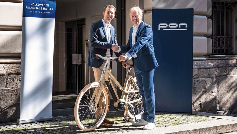 VWFS-Chef Christian Dahlheim (links) und Pon-CEO Janus Smalbraak fahren anlässlich der IAA in München Fahrrad. (Bild:  VW Financial Services)