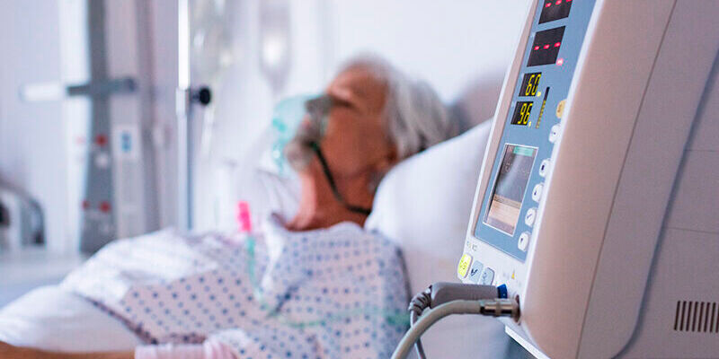 In einem mittelgroßen Krankenhaus sind pro Bett bis zu 15 Geräte angeschlossen, von denen etwa zehn medizinische Überwachungsgeräte sind