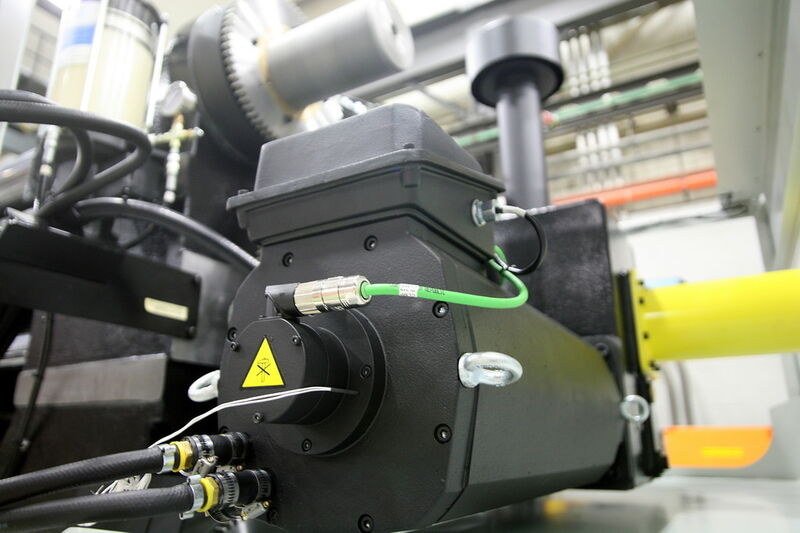 Anwendungsbeispiel aus der Kunststofftechnik mit Motortyp  MFS13 in MILACRON-Maschine (Bild: OSWALD)