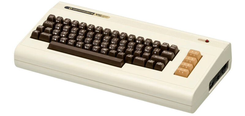 Der in Deutschland als VC20 populäre „Volkscomputer“ von Commodore (hier zu sehen in der amerikanischen Ausführung VIC 20) erschien im September 1980 noch unter der Bezeichnung VIC 1001 in Japan erstmals auf dem Weltmarkt. Er sollte der erste Computer werden, der sich weltweit über 1 Millionen mal verkaufte.