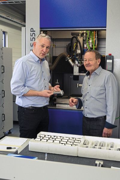 Reto Purtschert (l.) und Rolf Merz überzeugen sich von der hohen Qualität präziser, optisch hochwertiger Schweissnähte an einem Armaturengehäuse, das die Spezialisten auf einer 5-Achs-Laseranlage schweissen. (Konrad Mücke / SMM)
