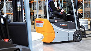 Ein passendes Flottenmanagement optimiert den Einsatz der Fahrzeuge: Gabelstapler in einer Lagervorzone. (Bild: Still)