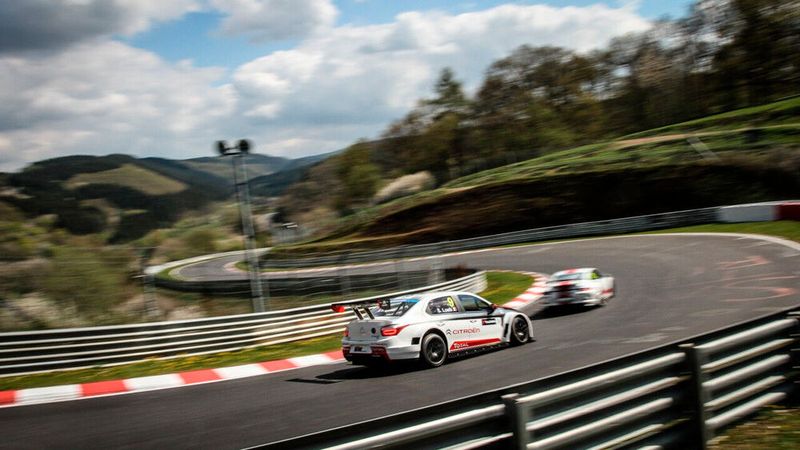 Der legendäre Kurs schlängelt sich durch die einzigartige Landschaft der Eifel. Zusammen mit dem Grand-Prix-Kurs ergibt sich heute mit den 20,8 Kilometern der Nordschleife ein bis zu 26 Kilometer langer Gesamtkurs. (Bild: Max Friedhoff/SP-X)