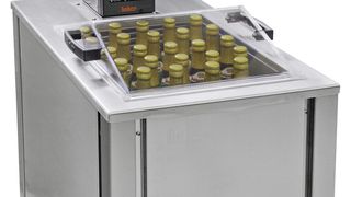 Der speziell für den Bier-Forciertest entwickelte Wärme- und Kältethermostat gestattet einen Temperaturwechsel zwischen 0°C  und 40°C sowie 0°C und 60°C in der Taktzeit von 24 Stunden. (Bild: Huber Kältemaschinenbau)