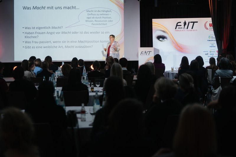 Sabine Smentek führte die Teilnehmerinnen von der Pause zurück in die Session: Mit ihrer Keynote erklärte sie, was Macht eigentlich mit uns macht. (Bild: Manuell Emme Fotografie)