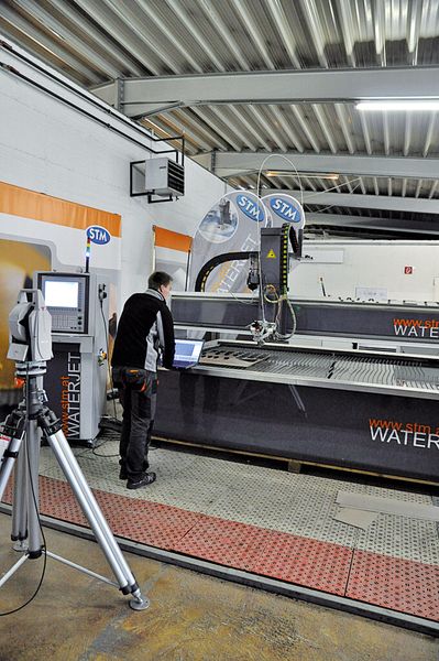Bild 2: Das Vermessen der Wasserstrahl-Schneidanlagen führen die Techniker nun doppelt so schnell durch wie bisher. (Bild: STM Stein-Moser)
