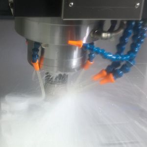 Unter Kühlschmierstoff geht*s richtig zur Sache. Die Universalbearbeitungszentren von YCM haben richtig Power.(Bild:  Maschinenmarkt/rw)