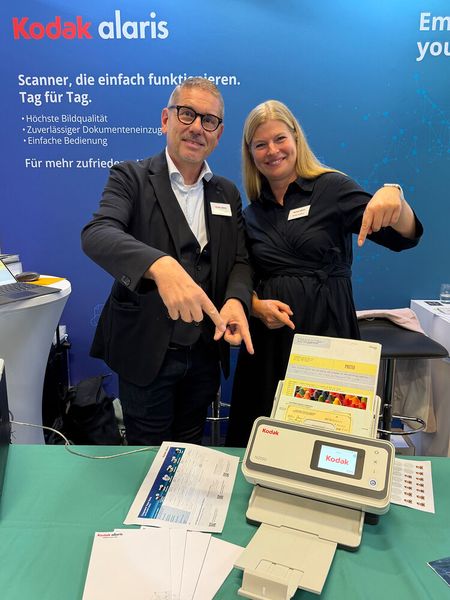 Steffen Bossack (l.) und Meike Walther reisen mit der Weltneuheit N2025 von Kodak an. (Bild: Vogel IT-Medien GmbH)