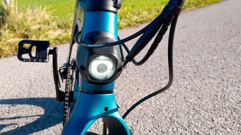 Rahmenfest: Das Frontlicht ist ordentlich hell, leuchtet aber beim Einlenken nicht um die Kurve. (Bild: Rudolf Huber/sp-x)