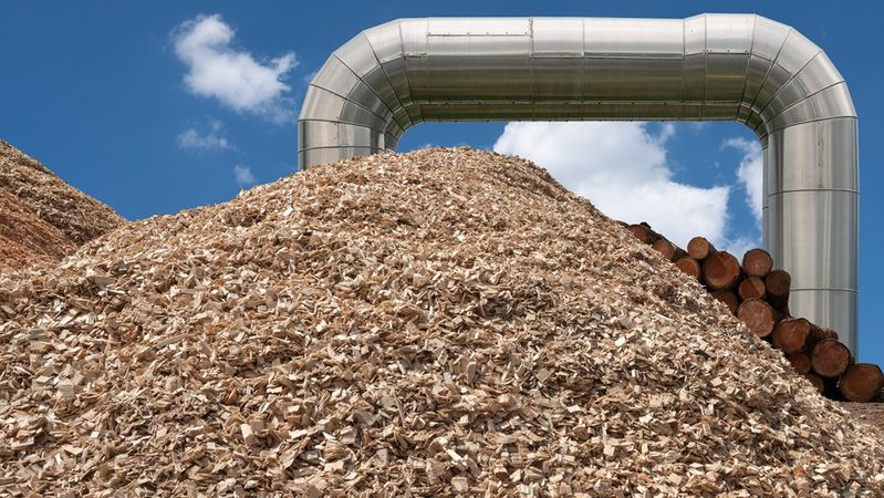Die Host Group ersetzt in der Region Osnabrück die Braunkohlestaub- und Gasfeuerung eines Industrieunternehmens durch ein 25-MW-Biomassekraftwerk, das mit Industrieresthölzern befeuert wird.(Bild:  stock.adobe.com, Gerd)