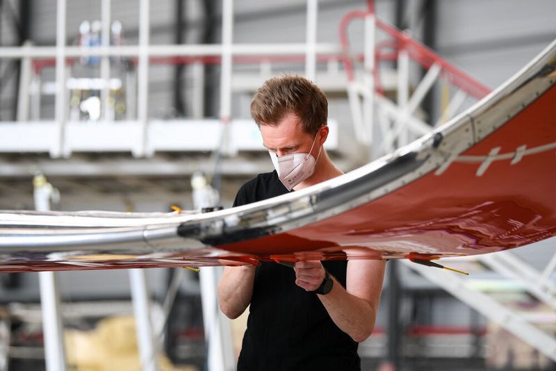 Julian Sinske, Gruppenleiter strukturdynamische Versuche am Institut für Aeroelastik des DLR, prüft die Instrumentierung mit Sensoren von Kistler am neuen Istar-Forschungsflugzeug. (DLR)