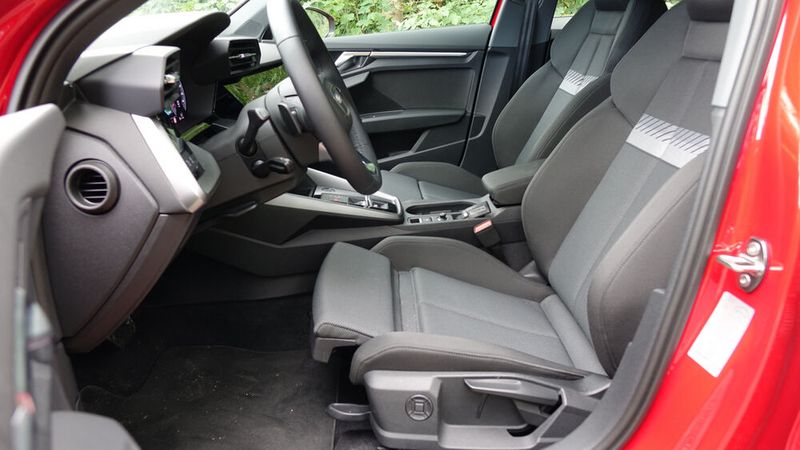 Die Sitzen waren auch auf langen Etappen bequem – der variablen Beinauflage sei Dank. (Bild: Schreiner/»kfz-betrieb«)