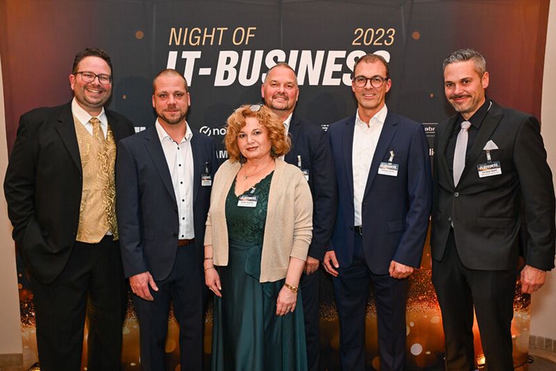 Ufo Foellmer (comTeam) mit (v. l.) Robert Eichhorn (Reiner SCT), Guido Stempel (ZyXEL), Thomas Peter (Reiner SCT), Andreas Printz (api) und Christian Bedel (MRM) (Bild: Hannes Magerstädt)