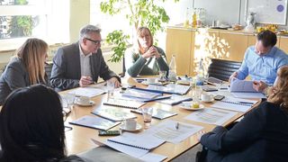 Intensiv sichtete die Jury die Bewerbungsunterlagen. (Bild: »kfz-betrieb«)