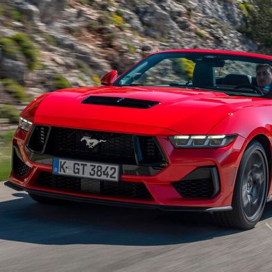 Unter anderem eine vierstellige Anzahl an Mustangs muss hierzulande von den Servicepartnern gecheckt werden.  (Bild: Ford)