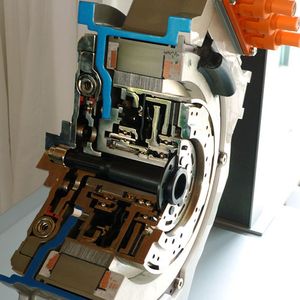 Schon 2020 soll auf dem nordamerikanischen Markt einen Pick-up mit Hochvoltlösung von Schaeffler fahren. Hinter dem Verbrennungsmotor und vor dem Getriebe sitzt die Einheit aus Drehmomentwandler und dem Hybridmodul (Foto).(Foto:  Wolfgang Pester)