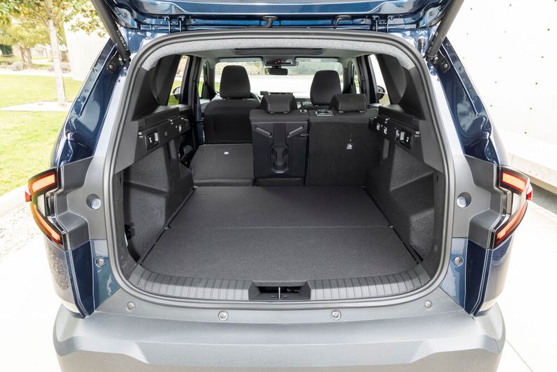 Der Kofferraum wird dem Modellnamen gerecht. (Bild: Dacia)