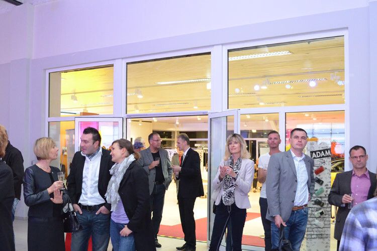 Durch eine Glaswand ist der Adam-Showroom vom Hauptausstellungsraum getrennt – so kann hinten auch Musik laufen, ohne dass der Betrieb vorne gestört wird. (Foto: Rehberg)