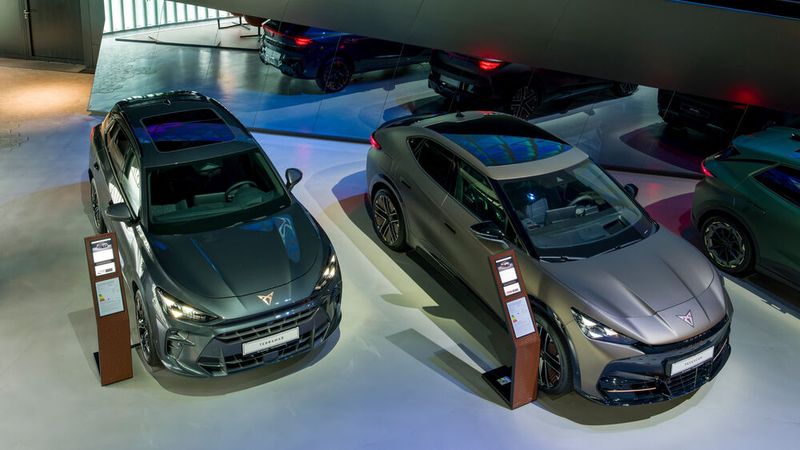 Ein Blick in die Cupra-Garage in der Autostadt Wolfsburg: Zu sehen sind natürlich auch aktuelle Modelle wie Terramar (l.) und Tavascan.(Bild:  Cupra Seat Deutschland)