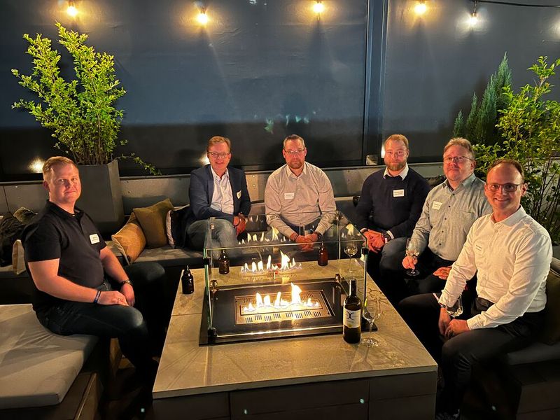 (v. l.) Steven Krieg,Telcat, Hendrik Schlote, SMK, Sebastian John, Telcat, Christopher Nehls, IS Intelligent Solution, Christoph Lösel, und Malte Treutner, SL.IS, haben eine kuschelige Ecke gefunden. (Bild: Vogel IT-Medien GmbH)