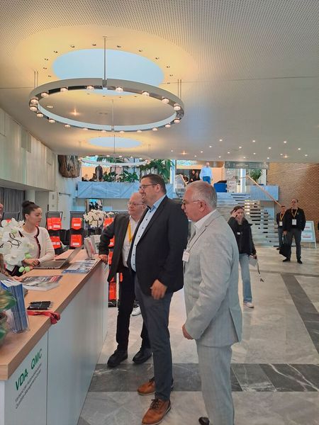 Als Vertreter der Stadt machte sich auch Felix Rapp (Mitte), Geschäftsführer der Wirtschaftsförderung Sindelfingen, bei einem Rundgang ein Bild von der Veranstaltung.  (Bild: Alexander Stark)