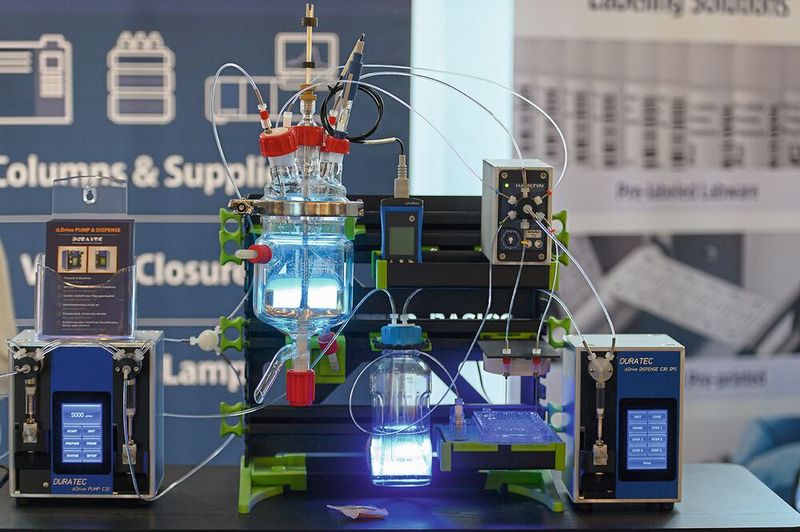 Labortechnik darf auf einer Messe wie der LAB-SUPPLY natürlich nicht fehlen. So ist hier mit Pumpen von Duratec ein kleines Reaktorsystem aufgebaut.   Mehr Infos zu den kommenden LAB-SUPPLY-Messen finden Sie auf www.lab-supply.info (Bild: Stefan Stark)