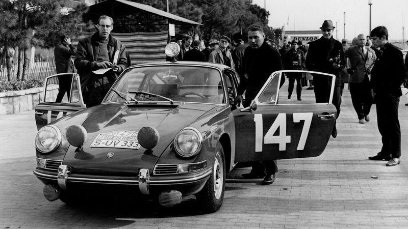 Bei der Rallye Monte Carlo 1965 sitzt Falk er als Co-Pilot neben Herbert Linge beim ersten internationalen motorsportlichen Einsatz eines Porsche 911. Die Rallye beenden sie auf Platz fünf des Gesamtklassements – als eines von nur 22 Fahrerteams, die das Ziel erreichten, von ursprünglich 237, die sich auf den Weg nach Monte Carlo gemacht hatten.  (Bild: Porsche)