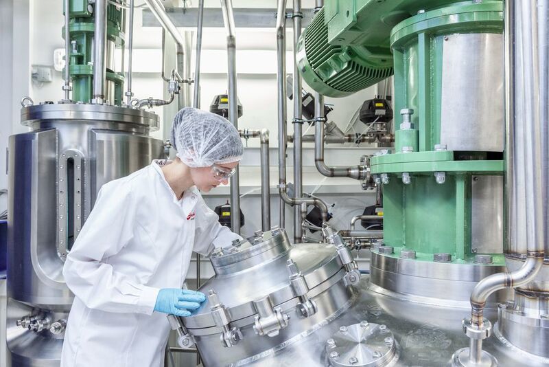 Jennewein Biotechnologie hat ein neues Verfahren entwickelt, das es ermöglicht, den humanen Milchzucker 2‘- Fucosyllactose im industriellen Maßstab herzustellen. 2‘-Fucosyllactose wird seit 2016 als funktionaler Inhaltsstoff für Säuglingsnahrung und klinische Ernährung  verwendet.  (Jennewein)