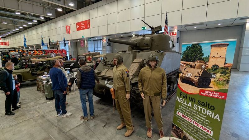 Auch an Werbung für ein Militrärmuseum samt reichlich Ansichtsexemplaren sollte es nicht mangeln. (Bild: Dominsky)