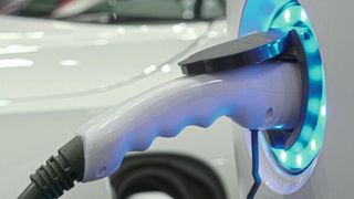 Die Batterie ist das Detail der Elektromobilität, welches ausschlaggebend für die ökologische und ökonomische Eignung dieser Antriebsart ist. Und durch Reichweite und Ladekomfort wird der kostenintensive Akku zum wesentlichen Entscheidungskriterium der Käufer für oder gegen elektrisch betriebene Fahrzeuge.  (basketman23)