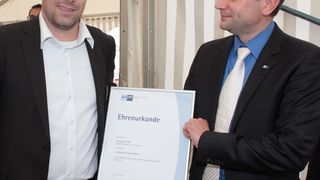 Die IHK Chemniz in Person von Michael Barth, Geschäftsführer der Regionalkammer Plauen, überreichte Geschäftsführer Titus Lehmann (l.) zum Jubiläum eine Ehrenurkunde. (Bild: Lehmann)