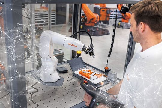 Roboter entwickeln sich von programmierbaren Maschinen zu intelligenten Kollaborateuren, die lernen, sich anpassen und sicher Seite an Seite mit Menschen arbeiten können.(Bild:  Kuka Group)