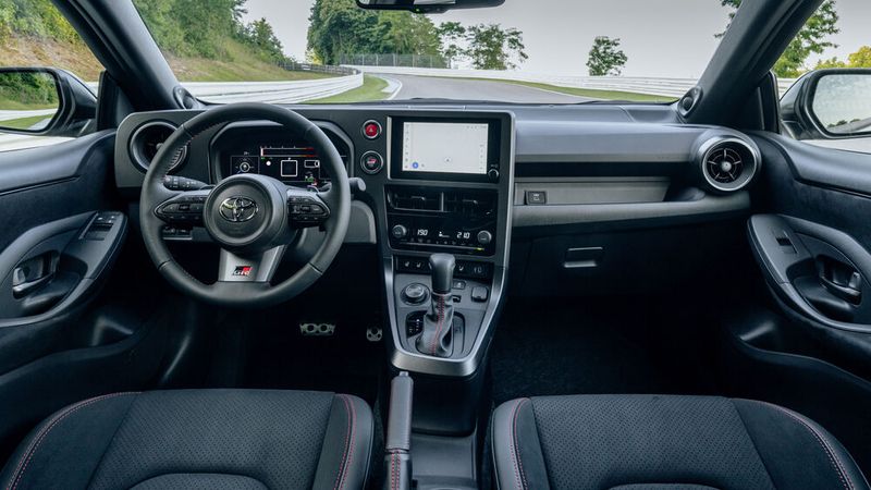 Durchaus sportlich, aber nicht martialisch: das Innenleben des neuen GR Yaris. (Bild: Jayson Fong)