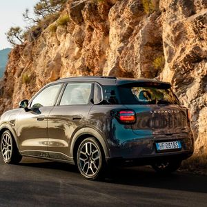 Die leicht erhöhte Karosserie und die Robustbeplankung verleihen dem B03X eine SUV-ige Aura.(Bild:  Leapmotor)