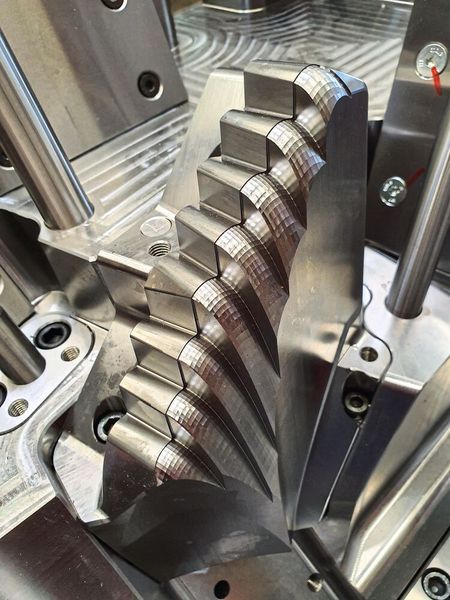 Anspruchsvoll: Acht Werkzeugeinsätze weisen bei dieser Spritzgussform eine facettenförmige Oberfläche auf, die bei dem zu produzierenden Lichtleiter die Reflektorfläche bilden.  (Bild: Moldino)